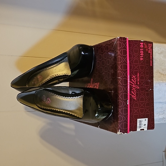 Women's black patent leather, size 9W heels - Picture 6 of 7